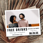 Cartão Postal De Anúncio Casamento de Fotos Moderno com Bebidas Grátis<br><div class="desc">Casamento engraçado guarde os cartões postais - envie mensagens para a família e amigos pedindo que reservem sua data de casamento. Design preto e branco "Bebidas grátis (e vamos nos casar)". Personalize com sua foto,  nomes,  local do casamento,  data do casamento e site do casamento.</div>