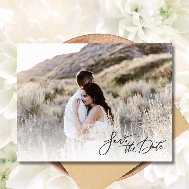 Cartão Postal De Anúncio Casamento de Script de Foto Elegante Salve a Data (Elegant Photo Script Wedding Save the Date Postcard)