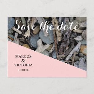 Cartão Postal De Anúncio Casamento na praia com madeira flutuante Salvar a 