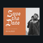 Cartão Postal De Anúncio Casamento outono Retroativo Moderno Salve o Anúnci<br><div class="desc">Um convite para salvar a data, simulado e moderno, com um design frontal e traseiro facilmente personalizável. O design exibe uma fonte com anos setenta retrorreflectores em um fundo laranja queimado e detalhes mínimos para a estética moderna moderna, contemporânea e legal. Substitua facilmente a foto na frente da design e...</div>