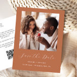 Cartão Postal De Anúncio Código QR do Terracotta de Foto Mínimo Salvar a Da<br><div class="desc">Este cartão postal simples e minimalista "Salvar a Data" apresenta uma fotografia quadrada acima das palavras "Salvar a Data" no elegante guião branco, seguido pelos nomes dos casais, pela data do casamento e pela cidade na fonte sans serif em um fundo de terracota. Adicione uma mensagem mais detalhada com informações...</div>