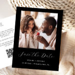 Cartão Postal De Anúncio Código QR preto de foto mínimo Salvar a data<br><div class="desc">Este cartão postal simples e minimalista "Salvar a Data" apresenta uma fotografia quadrada acima das palavras "Salvar a Data" no elegante roteiro branco de escrita manual, seguido pelos nomes dos casais, pela data do casamento e pela cidade em sans serif em um fundo preto. Adicione uma mensagem mais detalhada com...</div>