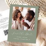 Cartão Postal De Anúncio Código QR Verde do Sage de Foto Mínimo Salve a Dat<br><div class="desc">Este cartão postal simples e minimalista "Salvar a Data" apresenta uma fotografia quadrada acima das palavras "Salvar a Data" no elegante roteiro branco de escrita manual, seguido pelos nomes dos casais, pela data do casamento e pela cidade em sans serif, em um fundo verde sábio. Adicione uma mensagem mais detalhada...</div>