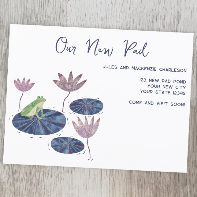 Cartão-postal de anúncio de mudança de sapo de end (Frog themed New Pad change of address moving home announcement postcard.)
