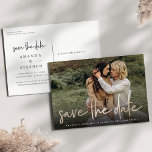Cartão Postal De Anúncio Desenho casual Dourado | Foto: Casamento Salvar a<br><div class="desc">Um cartaz moderno para salvar a data projetado para acomodar sua foto favorita de noivado de sangramento horizontal ou orientada a paisagem. "Save the date" (Salvar a data) aparece como uma sobreposição de texto de folha de papel dourada em letra casual manuscrita. Personalize com seus nomes, data do casamento e...</div>