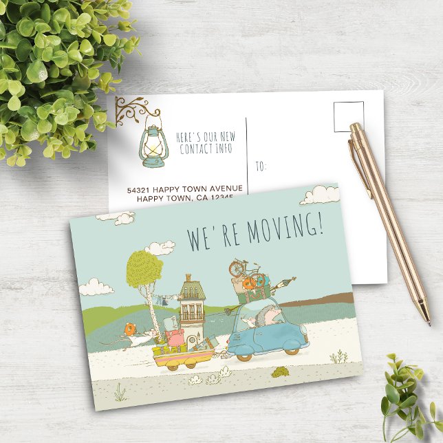 Cartão Postal De Anúncio Divertimento Bonito Estamos Nos Movendo | Novo lar (Cute Fun We Are Moving | New Home Announcement Postcard)