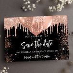 Cartão Postal De Anúncio Doce 16 balões de ouro rosa preto Salve a data<br><div class="desc">Um fundo preto decorado com pincel,  rosa dourado,  pingos,  faíscas e balões. Personalize e adicione uma data e nome/idade. O texto: Salvar a Data é gravado com um script de estilo com letra de tendência grande.</div>
