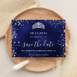 Cartão Postal De Anúncio Doce 16 tiara marinho azul-prateada salve a data<br><div class="desc">Uma garota e moda Salve o cartão de data para uma doce festa de aniversário 16,  16. Um fundo azul marinho incolor. Decorado com pó falso prateado e uma tiara,  coroa. O texto: Salvar a Data é gravado com um script de estilo com letra de tendência grande.</div>