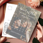 Cartão Postal De Anúncio Dourado Calendário de Fotografias de Pumpkin Guard<br><div class="desc">Este elegante, minimalista e moderno casamento fotográfico, salvar o cartão de data é perfeito para o casal contemporâneo. Ele apresenta uma tipografia branca e cursiva, fofa, com um calendário no topo de uma fotografia romântica do adorável casal. Ele também inclui uma abóbora de ouro rosa, falsa, impressa, que destaca sua...</div>