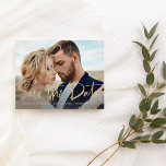 Cartão Postal De Anúncio Duas Fotografias | Faux Dourado Script Moderno Sal<br><div class="desc">Este cartão postal, brilhante e elegante, apresenta duas das suas fotografias pessoais favoritas, com a versão tradicional em ouro, escrita à mão. A parte de trás contém uma segunda foto com uma camada translúcida e mais detalhes e informações sobre o seu casamento. Um olhar simples e moderno que vai ajustado...</div>