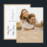 Cartão Postal De Anúncio Dusty Beige, Script Modern Foto Salva T<br><div class="desc">Dusty Beige Dirigindo Foto Moderna, Casamento Minimalista Salve O Cartão-Postal De Anúncio De Data. Avise sua família, amigos e colegas que você marcou uma data para sua celebração de casamento com este casamento elegante, na moda e moderno, salve o cartão de convite. Todos os textos estão pré-organizados para que você...</div>