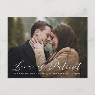 Cartão Postal De Anúncio Elegante Caligrafia O Amor é Paciente Adiamento