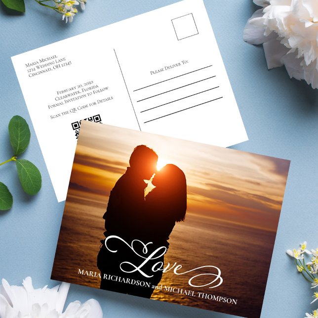 Cartão Postal De Anúncio Elegante Rascunho de Casamento Salvar a Data Perso (Wedding save the date postcard template with "love" script typography. )