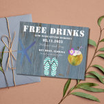 Cartão Postal De Anúncio Engraçado Bebidas Grátis Praia Casamento Salvem as<br><div class="desc">É bom guardar as datas de um casamento na praia em um design engraçado "Bebidas grátis (e vamos nos casar". Possui um fundo de madeira rústico com estrelas-do-mar,  chinelos e coquetel de coco.</div>
