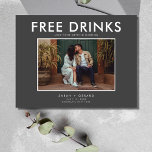 Cartão Postal De Anúncio Engraçado Bebidas Gratuitas Foto Casamento Salvar<br><div class="desc">Salve os cartões postais perfeitos para o casal que não pode esperar para compartilhar sua data de casamento com sua família e amigos. Foto moderna "Bebidas grátis (e vamos nos casar) design na cinza é personalizada com sua foto, nomes, data de casamento e localização. Adicione seu endereço de retorno e...</div>