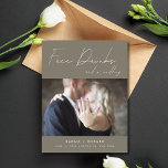 Cartão Postal De Anúncio Engraçado Bebidas Gratuitas Foto Casamento Salvar<br><div class="desc">Estes guardam os cartões postais são para o casal divertido que mal pode esperar para compartilhar sua data de casamento com sua família e amigos. Com um toque de humor e um toque de talento moderno, estas cartas são perfeitas para casais que adoram adicionar um pouco de diversão ao seu...</div>