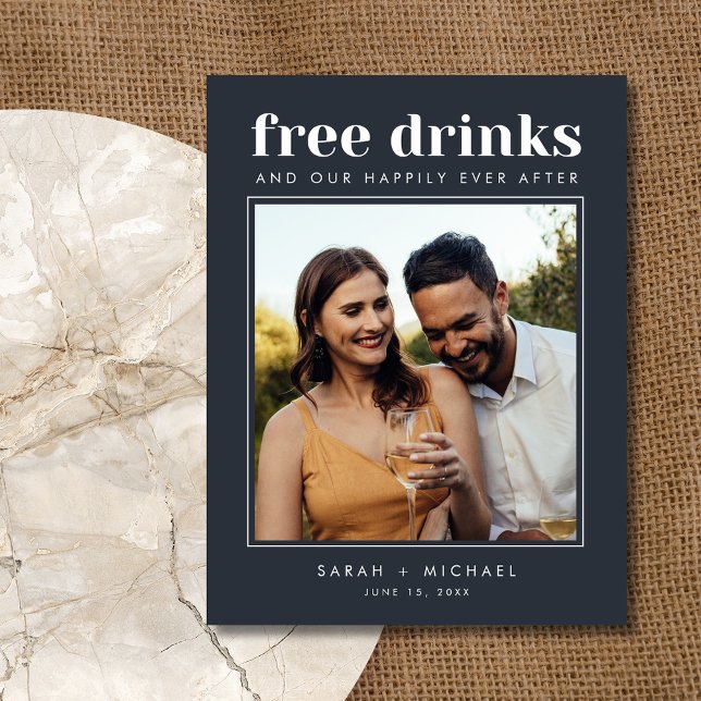 Cartão Postal De Anúncio Engraçado Bebidas Gratuitas Foto de Casamento Salv (Funny Free Drinks Wedding Photo Save the Date)