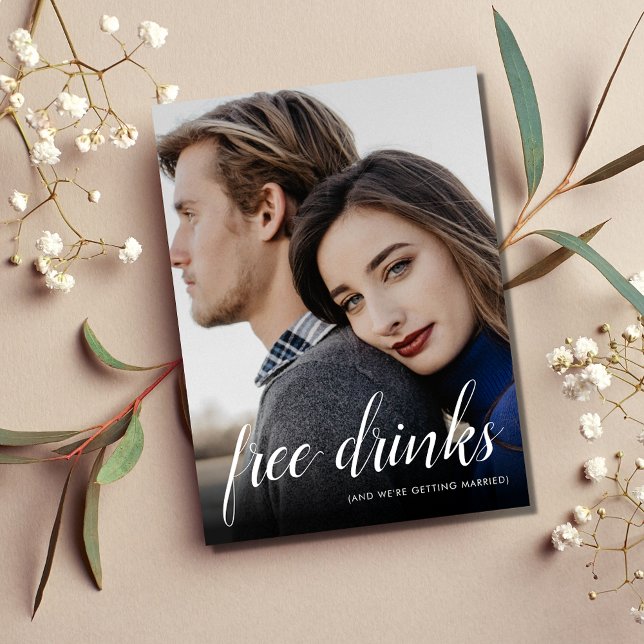 Cartão Postal De Anúncio Engraçado Bebidas Gratuitas Foto de Casamento Salv (Funny Free Drinks Wedding Photo Save the Date Announcement Postcard)