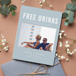 Cartão Postal De Anúncio Engraçado Bebidas Livres Casando Azul Salvem as Da<br><div class="desc">Estes guardam os cartões postais são para o casal divertido que mal pode esperar para compartilhar sua data de casamento com sua família e amigos. A design de foto moderna "Bebidas grátis (e vamos nos casar) em azul é personalizada com sua foto, nomes, data de casamento e local. Adicione seu...</div>
