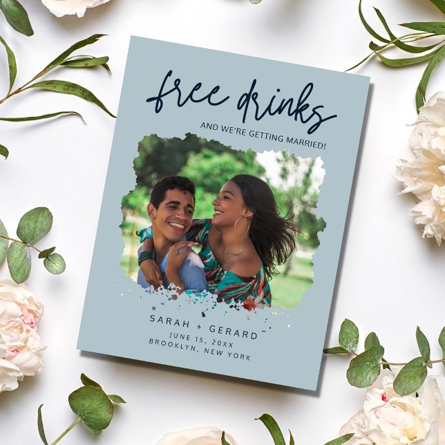 Cartão Postal De Anúncio Engraçado Bebidas Livres Casando Salve a Data (Funny Free Drinks Wedding Save the Date Postcard)