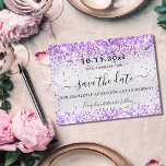 Cartão Postal De Anúncio Festa de aniversário de violeta prateada brilhando<br><div class="desc">Uma cinta e moda Salve a placa Date para uma festa de aniversário 40th (ou qualquer idade). Um fundo moderno, de aparência fina, decorado com faíscas de brilho violeta, cor de lavanda. Personalize e adicione uma data e nome/idade 40. O texto: Salvar a Data é gravado com um script de...</div>