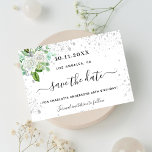 Cartão Postal De Anúncio Festa de aniversário verde branco floral salvar a<br><div class="desc">Uma cinta e moda Salve a placa Date para uma festa de aniversário 40th (ou qualquer idade). Um fundo branco na moda, decorado com cintilações brilhantes prateadas falsas, florais brancos e verde. Personalize e adicione uma data e nome/idade 40. Letras pretas coloridas. O texto: Salvar a Data é gravado com...</div>
