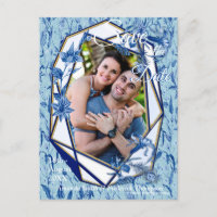 Flores azuis lacrimogêneas em uma escultura textur