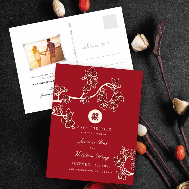 Cartão Postal De Anúncio Flores de Pessegueiro Vermelhas Dupla Felicidade S (Dark Red Peach/Plum Blossoms Double Happiness Chinese Wedding Save The Date Announcement Postcard)
