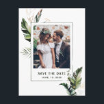 Cartão Postal De Anúncio Folhas Tropicais de Casamento Save the Date Foto<br><div class="desc">Este cartão postal de convite de casamento com foto apresenta folhagem tropical verde em aquarela,  folhas de palmeira,  folhas de bananeira com detalhes em folhas de ouro falso. Perfeito para um casamento de praia ou destino. >>> Confira a coleção completa >>> https://www.zazzle.com/collections/tropical_foliage_green_collection-119021829937676776</div>