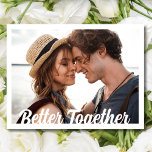 Cartão Postal De Anúncio Foto: Casamento Melhor Junto Salve a Data<br><div class="desc">Convide amigos e família para reservarem sua data de casamento com nossa foto de design da tipografia "melhor juntos" para salvar o cartão-postal. Personalize com sua foto na frente e adicione seus detalhes de casamento na parte traseira do cartão.</div>