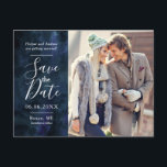 Cartão Postal De Anúncio Foto em Aquarela Azul Marinho Save the Date<br><div class="desc">Elegante e moderno cartão postal save the date para o seu casamento azul marinho! O fundo é feito em bela aquarela. Você pode adicionar sua própria foto de noivado. Adicione a data do casamento, cidade e estado, site, etc. Os textos são facilmente personalizáveis online. Personalização facilitada com textos na parte...</div>