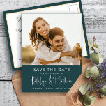 Cartão Postal De Anúncio Foto Mínima De Casamento Minialista Do Green Fun S<br><div class="desc">Redação Verde Foto Moderna Casamento Minimalista Salve O Cartão-Postal De Anúncio De Data. Avise sua família, amigos e colegas que você marcou uma data para sua celebração de casamento com este casamento elegante, na moda e moderno, salve o cartão de convite. Todos os textos estão pré-organizados para que você personalize...</div>