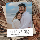 Cartão Postal De Anúncio Foto moderna - Bebidas Gratuitas Salvem a Data<br><div class="desc">Casamento de fotos moderno salve os cartões postais de data em um design divertido que diz: "Bebidas grátis (e vamos nos casar)". Adicione uma foto à frente e outra às costas juntamente com os detalhes do seu casamento. Contacte-me através do botão abaixo se precisar de ajuda,  eu adoraria ajudar.</div>