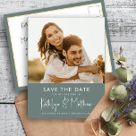 Cartão Postal De Anúncio Foto Moderna Sage Green Casamento Minimalista Salv<br><div class="desc">Sage Green Modern Foto Minimalista Casamento Salve O Cartão-Postal De Anúncio De Data. Avise sua família, amigos e colegas que você marcou uma data para sua celebração de casamento com este casamento elegante, na moda e moderno, salve o cartão de convite. Todos os textos estão pré-organizados para que você personalize...</div>