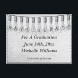 Cartão Postal De Anúncio Lâmpada Edison Graduação Salve A Data<br><div class="desc">Parabéns a você ou ao seu graduado! Envie um cartão postal de graduação para salvar a data para sua família e amigos. O design de arte gráfica inspirado no estilo retrô vintage apresenta uma sequência de lâmpadas de vidro transparente Edison antigas. Dentro das lâmpadas, o texto diz: Salve A Data....</div>