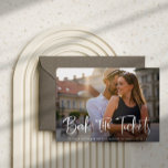 Cartão Postal De Anúncio Marcação do Destino de Tíquetes Casamento Salvar a<br><div class="desc">Esta fotografia simples e elegante salve o cartão de data do seu casamento de destino contém um roteiro casual moderno que diz "Livro os Tíquetes". Mais ajustados de informação no verso, com uma ilustração negra de um mapa mundial para fazer isso perfeito para um casamento onde as pessoas serão capazes...</div>