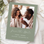 Cartão Postal De Anúncio Mensagem de Script de Foto Mínima Verde Salvar a D<br><div class="desc">Este cartão postal simples e minimalista "Salvar a Data" apresenta uma fotografia quadrada acima das palavras "Salvar a Data" no elegante roteiro branco de escrita manual, seguido pelos nomes dos casais, pela data do casamento e pela cidade em sans serif, em um fundo verde sábio. Adicione uma mensagem mais detalhada...</div>