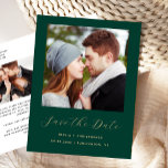 Cartão Postal De Anúncio Mínimo de 2 fotos Emerald Green Dourado Salve a da<br><div class="desc">Este cartão postal simples e minimalista "Salvar a data" apresenta uma fotografia quadrada acima das palavras "Salvar a data" em um elegante roteiro de escrita manual dourada, seguido pelos nomes do casal, data do casamento e cidade em sans serif em um fundo verde esmeralda. Adicione uma segunda foto horizontal e...</div>