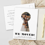 Cartão Postal De Anúncio Movimentação Minimalista Simples de Foto Moderna d<br><div class="desc">Design simples baseado em tipografia para um cartão-postal de anúncio móvel com sua foto personalizada da família em um design de recorte de keyhole. Minimalista e moderno, essa mudança de endereço em preto-e-branco, facilmente personalizável, fará com que seja rápido e na moda para compartilhar as notícias de sua nova casa!...</div>