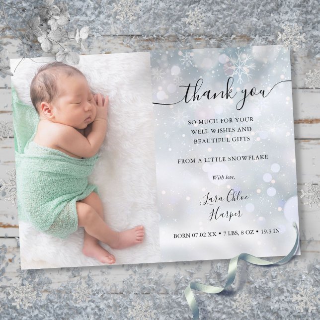 Cartão Postal De Anúncio Nascimento de Bebê com Flocos de Neve no Inverno O (Winter Snowflakes Baby Photo Thank You Birth Announcement Postcard)