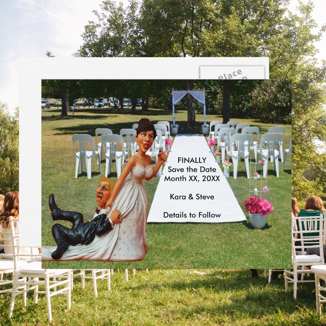 Cartão Postal De Anúncio Noivas Arrastando Bonecos do Noivo Moreno e Loiro (Finally Save the Date Funny Couple Brown & Blond Announcement Postcard)