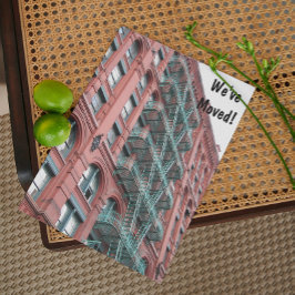 Cartão Postal De Anúncio Nós movemos o edifício do apartamentos anunciando 