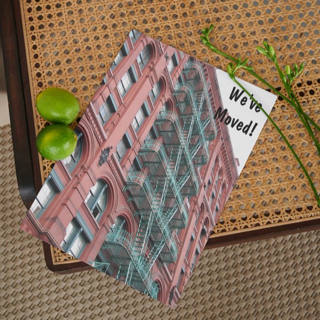 Cartão Postal De Anúncio Nós movemos o edifício do apartamentos anunciando  (In Situ)