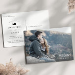 Cartão Postal De Anúncio Nossa Aventura Começa | Data de salvamento da foto<br><div class="desc">Uma rústica salve o cartão-postal de data para o casal à porta e aventureiro, projetado para acomodar sua foto favorita de noivado de sangramento horizontal ou orientada a paisagem. "Nossa Aventura Começa" aparece como uma camada branca ao longo do fundo, com seus nomes, data do casamento e local do casamento...</div>
