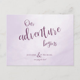 Cartão Postal De Anúncio Nosso aventura começa caligrafia ameixa casamento