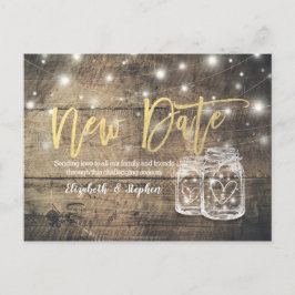Cartão Postal De Anúncio Nova Data Adiamento de Casamento Mason Jar Wood Li