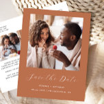 Cartão Postal De Anúncio O script mínimo de 2 fotos Terracotta salva a data<br><div class="desc">Este cartão postal simples e minimalista "Salvar a Data" apresenta uma fotografia quadrada acima das palavras "Salvar a Data" no elegante guião branco, seguido pelos nomes dos casais, pela data do casamento e pela cidade na fonte sans serif em um fundo de terracota. Adicione uma segunda foto horizontal e uma...</div>