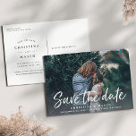 Cartão Postal De Anúncio Pincel Casual | Data de salvamento da foto<br><div class="desc">Um cartaz moderno para salvar a data projetado para acomodar sua foto favorita de noivado de sangramento horizontal ou orientada a paisagem. "Save the date" (Salvar a data) aparece perto da parte inferior da sua foto em um novo estilo de tipografia de marcador de pincel casual. Personalize com seus nomes,...</div>