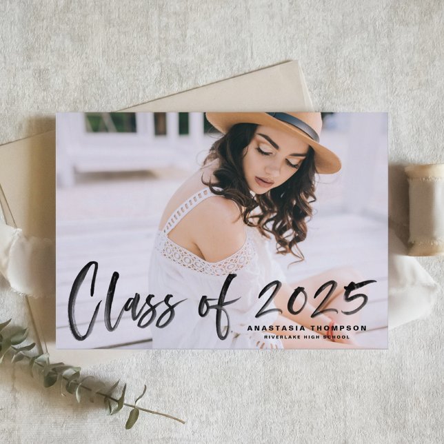 Cartão Postal De Anúncio Pincel Preto Letreiro 2025 Foto Graduação (Customizable Class of 2025 photo Graduation Announcement Postcard featuring brush lettering overlay)