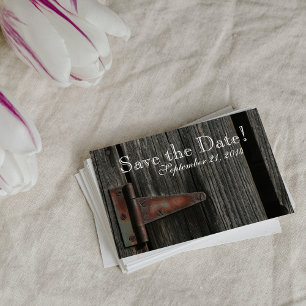 Cartão Postal De Anúncio Porta de celeiro de madeira rústica no campo salva